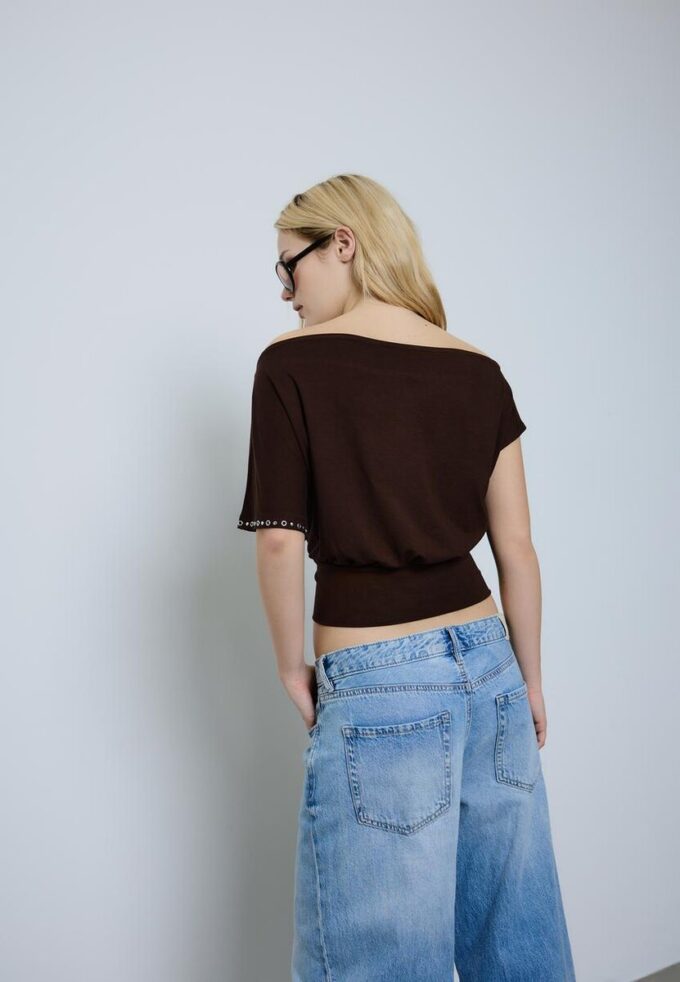 Ασύμμετρο T-shirt με καρφιά