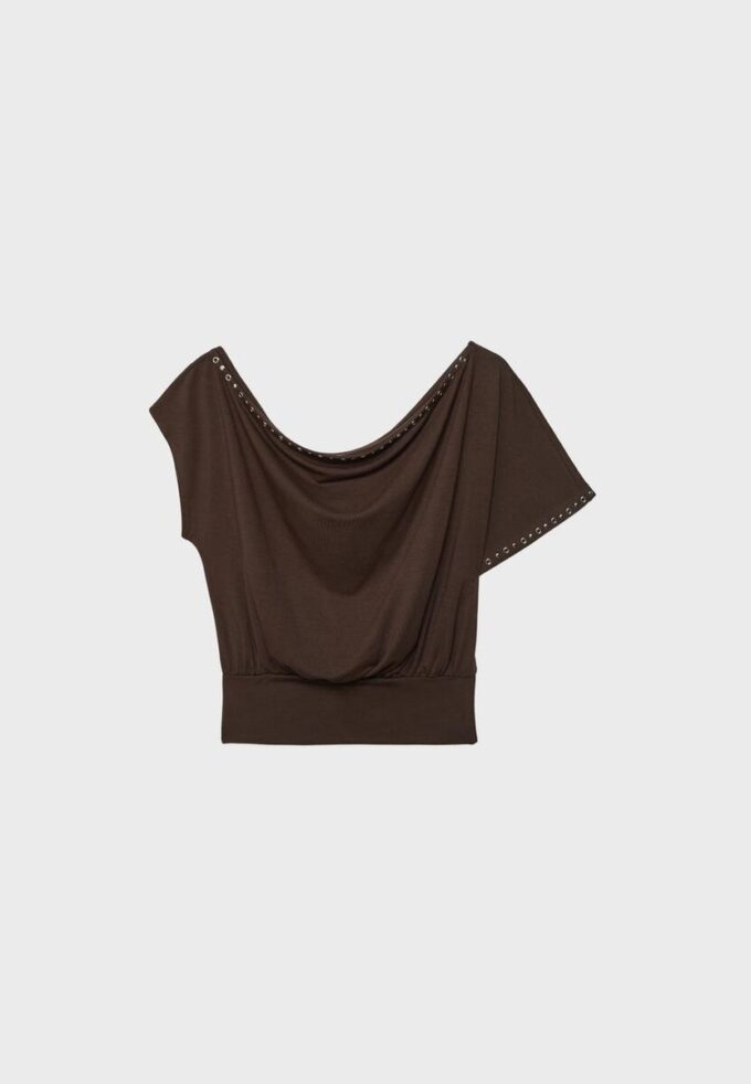 Ασύμμετρο T-shirt με καρφιά