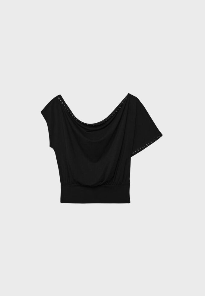 Ασύμμετρο T-shirt με καρφιά