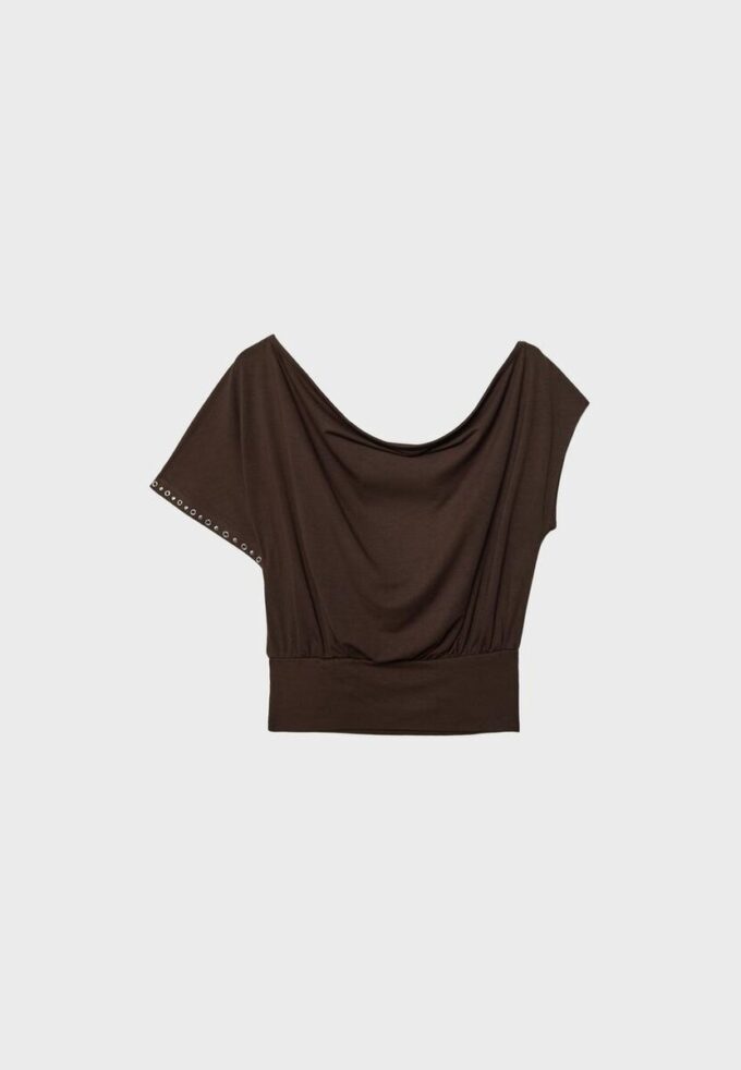 Ασύμμετρο T-shirt με καρφιά