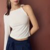 Ασύμμετρο T-shirt με μεταλλική αγκράφα Ασύμμετρο T-shirt με μεταλλική αγκράφα