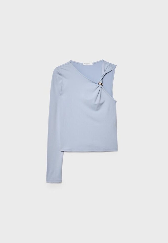 Ασύμμετρο T-shirt με μεταλλική αγκράφα Ασύμμετρο T-shirt με μεταλλική αγκράφα