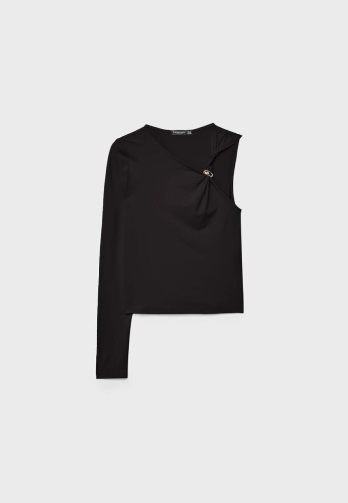 Ασύμμετρο T-shirt με μεταλλική αγκράφα Ασύμμετρο T-shirt με μεταλλική αγκράφα