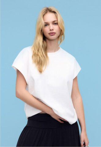 B06 Βασικό T-shirt με πεσμένους ώμους