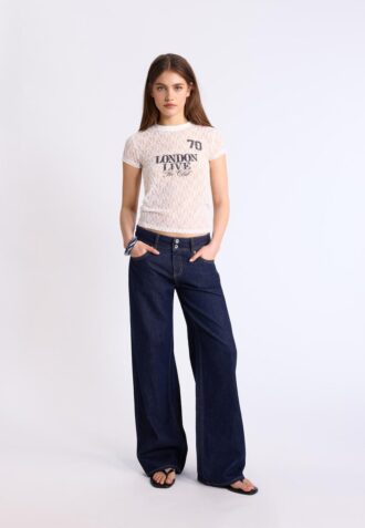 Εφαρμοστό T-shirt με δαντέλα και γραφικά στοιχεία