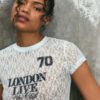 Εφαρμοστό T-shirt με δαντέλα και γραφικά στοιχεία