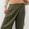 Φαρδιά παντελόνια με περιτύλιξη Φαρδιά παντελόνια με περιτύλιξη
