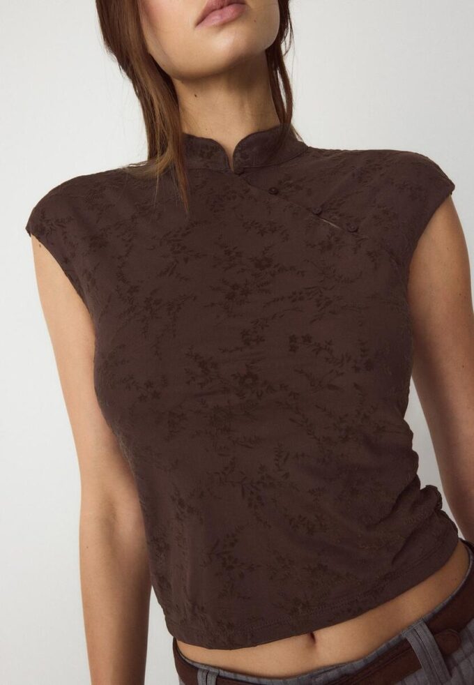 Φλοκωμένο T-shirt σε στυλ Qipao Φλοκωμένο T-shirt σε στυλ Qipao