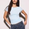 Κοντά T-shirt με πτυχώσεις στα πλάγια Κοντά T-shirt με πτυχώσεις στα πλάγια