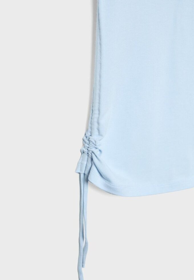 Κοντά T-shirt με πτυχώσεις στα πλάγια Κοντά T-shirt με πτυχώσεις στα πλάγια
