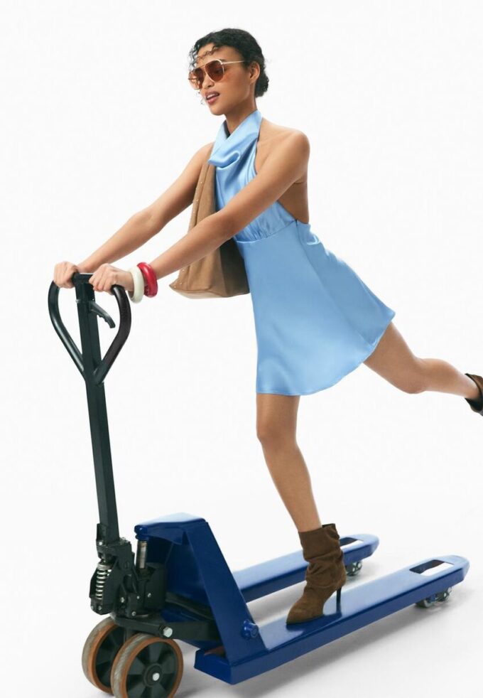 Κοντό σατέν φόρεμα με λαιμόκοψη