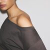 Κοντομάνικο T-shirt με λαιμόκοψη και πτυχώσεις
