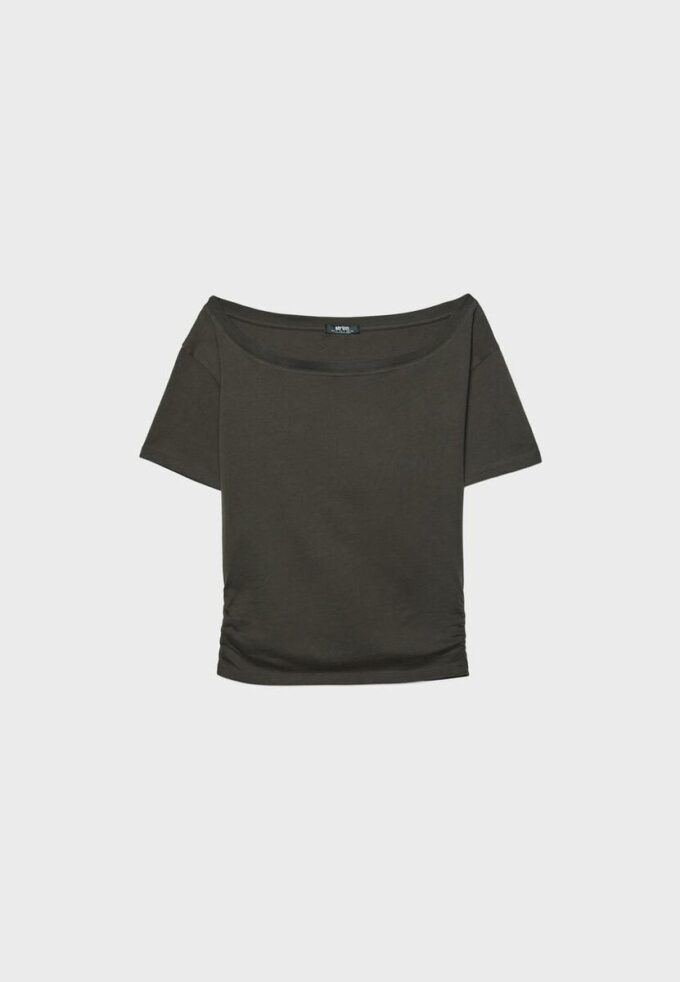 Κοντομάνικο T-shirt με λαιμόκοψη και πτυχώσεις