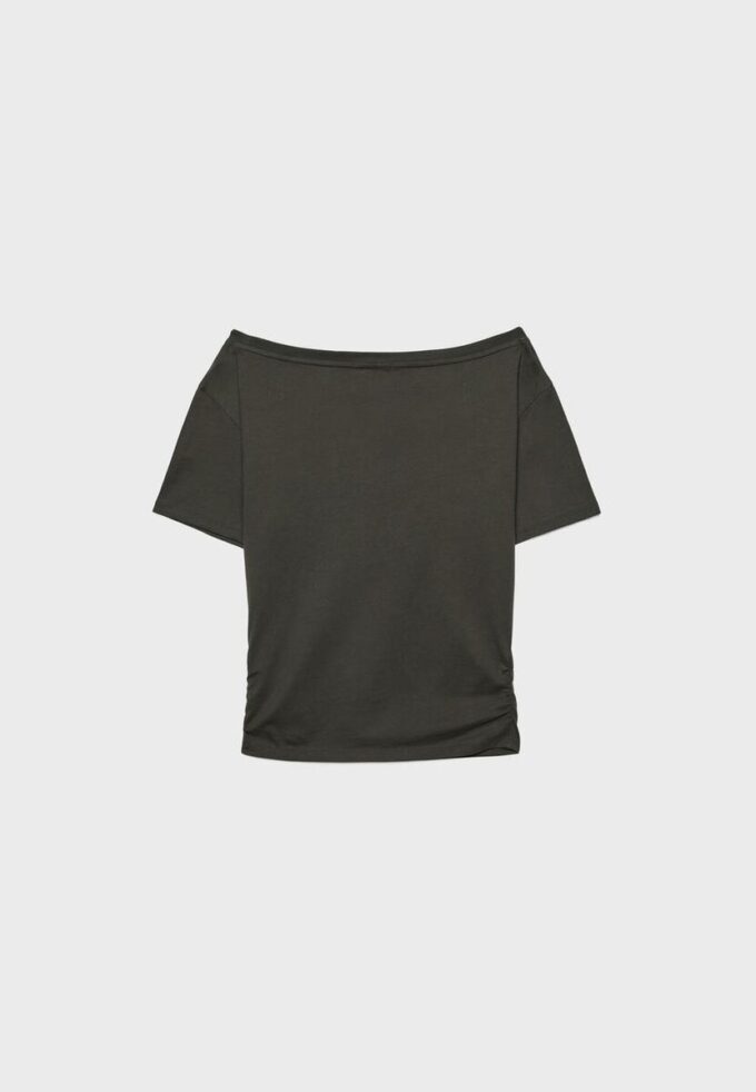 Κοντομάνικο T-shirt με λαιμόκοψη και πτυχώσεις