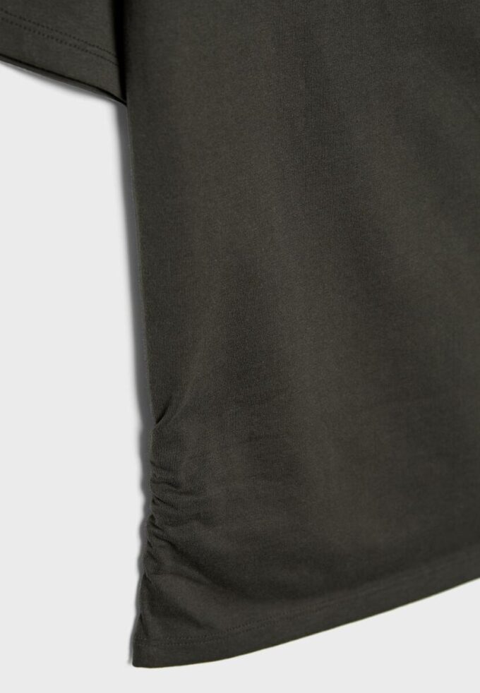 Κοντομάνικο T-shirt με λαιμόκοψη και πτυχώσεις