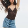 Κορμάκι από δαντέλα με τιράντες Κορμάκι από δαντέλα με τιράντες