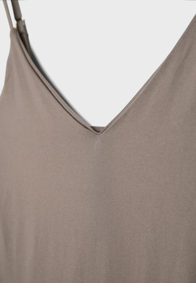Κορμάκι με λουράκια και V-neck Κορμάκι με λουράκια και V-neck