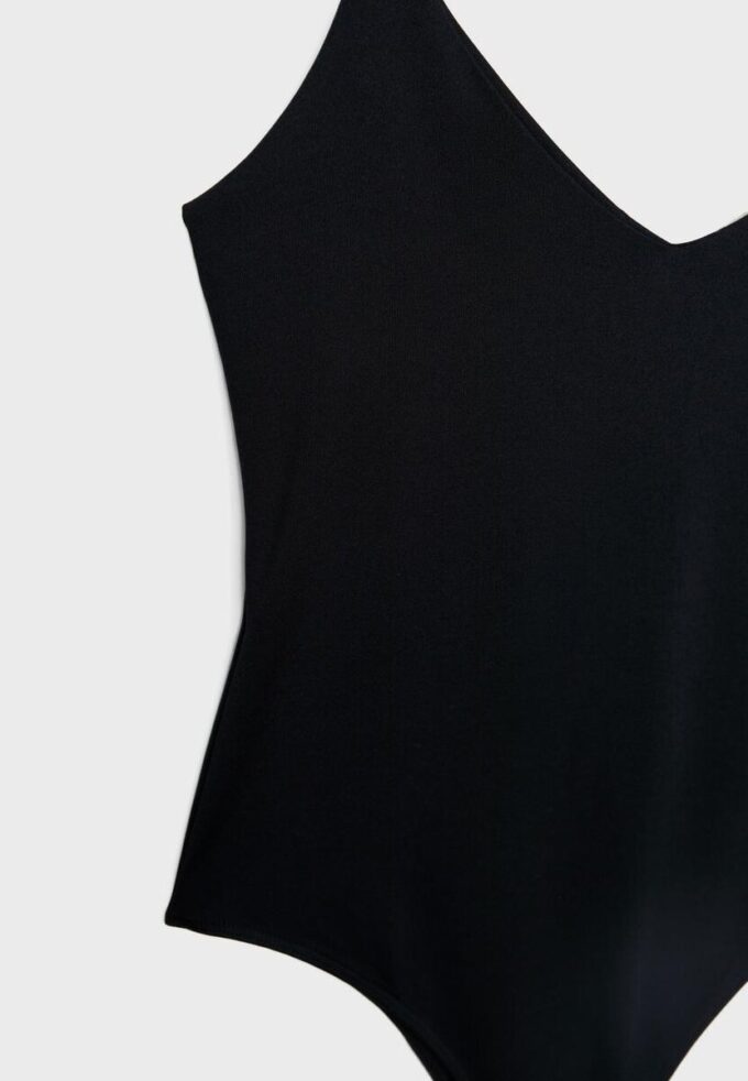 Κορμάκι με λουράκια και V-neck