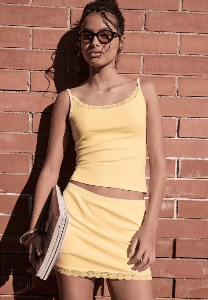 Μίνι Skort με δαντελένια τελειώματα Μίνι Skort με δαντελένια τελειώματα