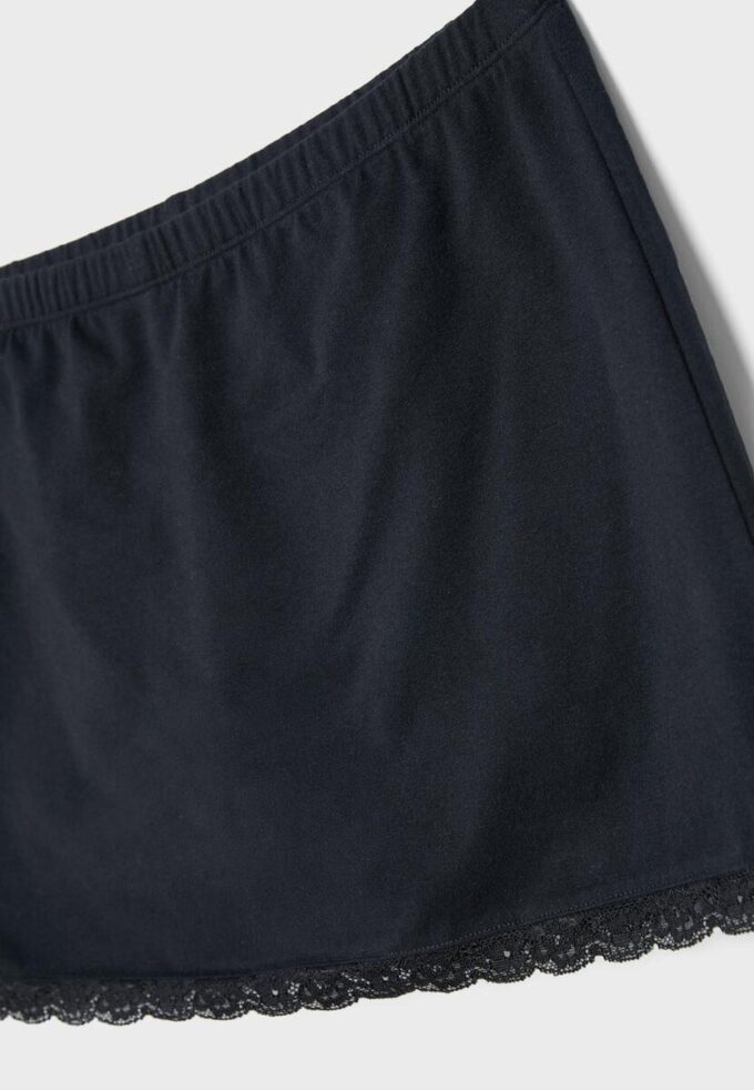 Μίνι Skort με δαντελένια τελειώματα Μίνι Skort με δαντελένια τελειώματα