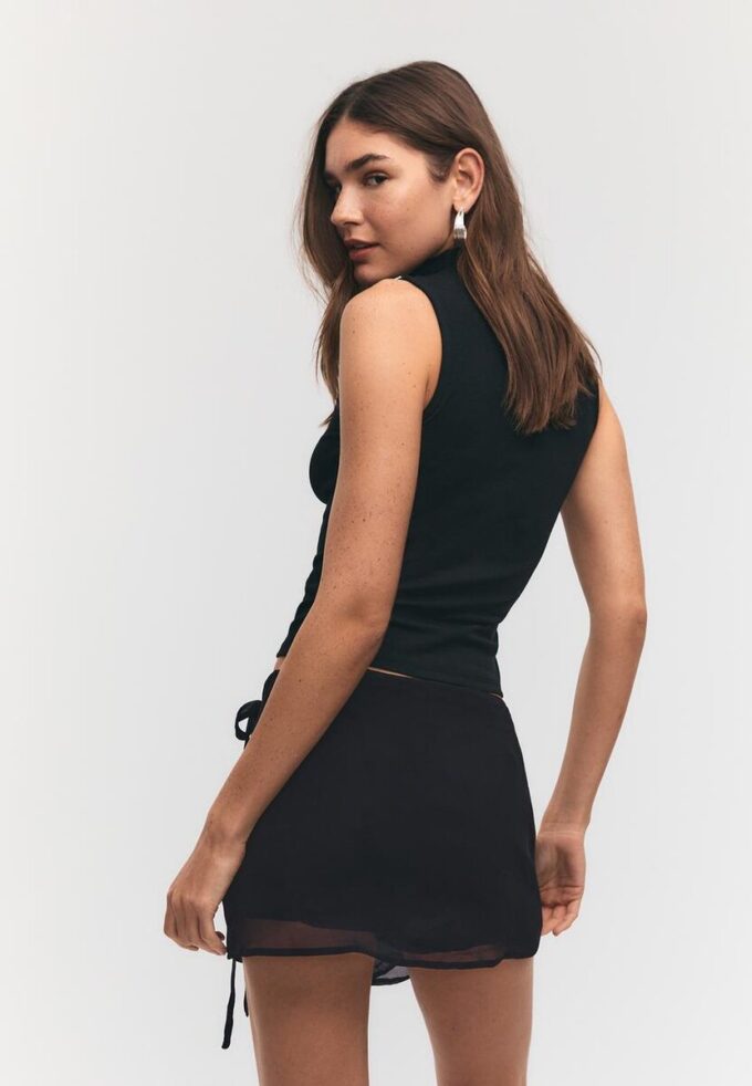Μίνι Skort με κεντημένο περιτύλιγμα Μίνι Skort με κεντημένο περιτύλιγμα