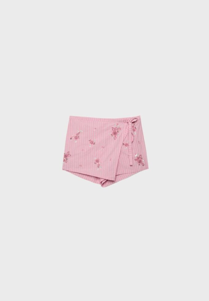 Μίνι Skort-σαρόνγκ με ρίγες και κεντήματα Μίνι Skort-σαρόνγκ με ρίγες και κεντήματα