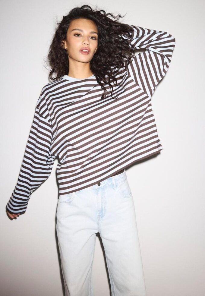 Oversize ριγέ T-shirt με μακριά μανίκια Oversize ριγέ T-shirt με μακριά μανίκια