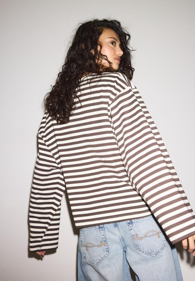 Oversize ριγέ T-shirt με μακριά μανίκια Oversize ριγέ T-shirt με μακριά μανίκια