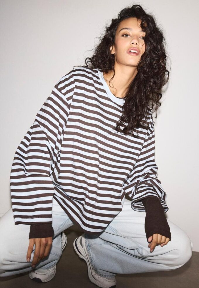 Oversize ριγέ T-shirt με μακριά μανίκια Oversize ριγέ T-shirt με μακριά μανίκια
