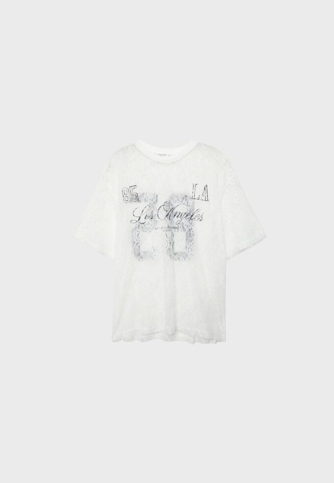Oversize T-shirt από δαντέλα με γραφικά στοιχεία