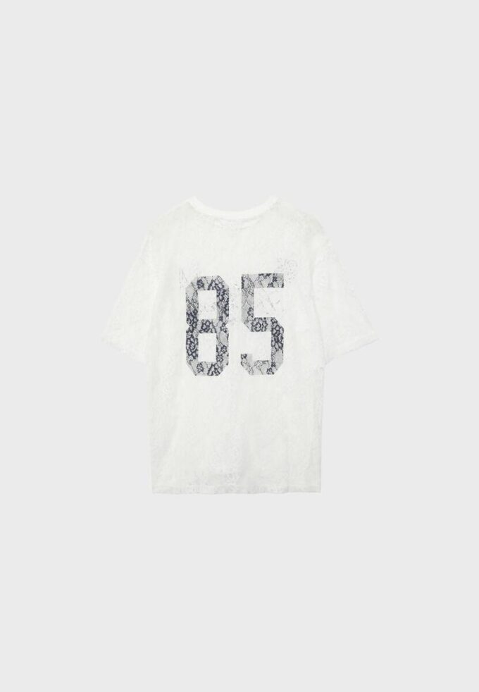 Oversize T-shirt από δαντέλα με γραφικά στοιχεία