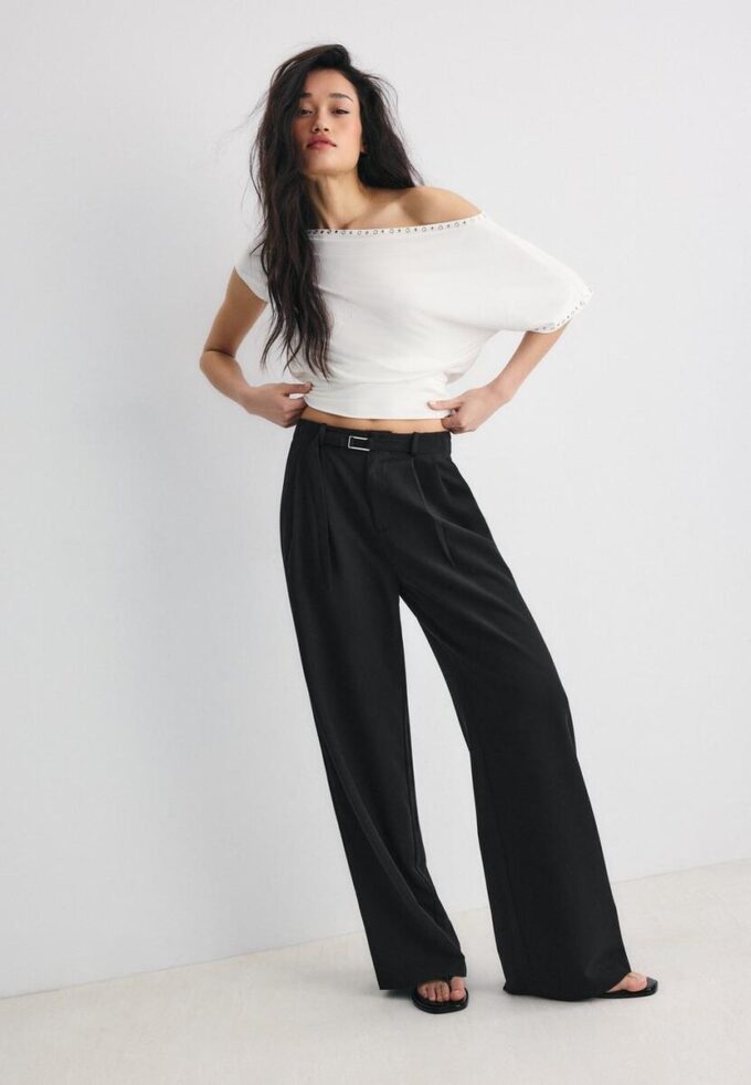 Παντελόνι με Wide Leg και λεπτομέρεια με αγκράφα Παντελόνι με Wide Leg και λεπτομέρεια με αγκράφα