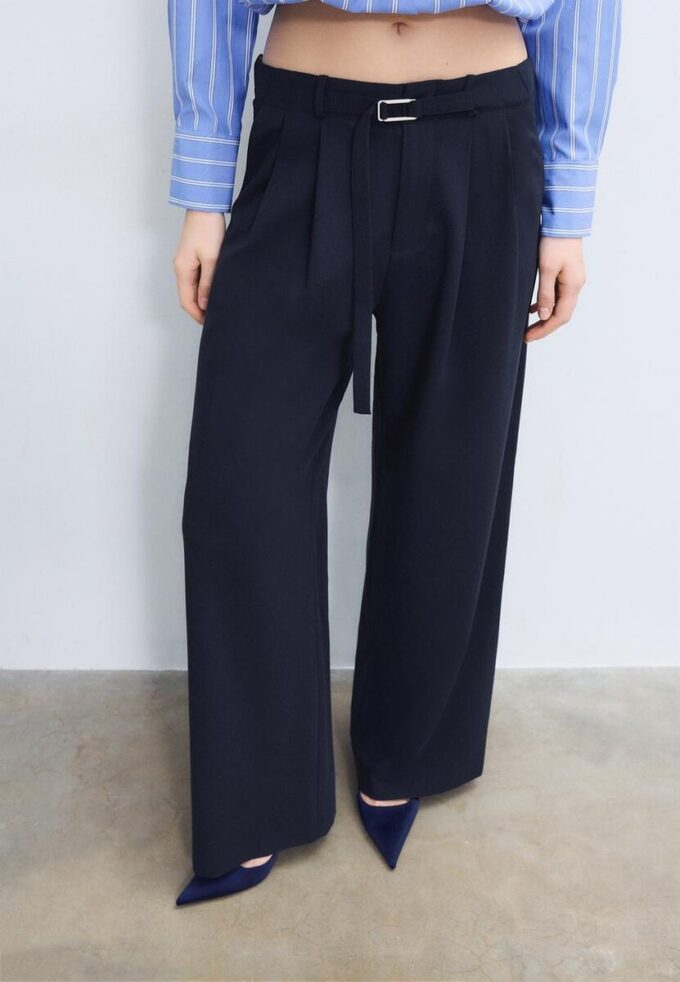 Παντελόνι με Wide Leg και λεπτομέρεια με αγκράφα Παντελόνι με Wide Leg και λεπτομέρεια με αγκράφα
