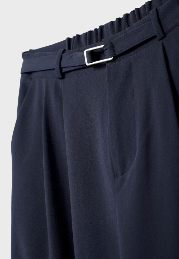 Παντελόνι με Wide Leg και λεπτομέρεια με αγκράφα Παντελόνι με Wide Leg και λεπτομέρεια με αγκράφα