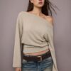 Πλεκτό T-shirt με λαιμόκοψη και ζώνη Πλεκτό T-shirt με λαιμόκοψη και ζώνη