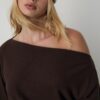 Πλεκτό T-shirt με λαιμόκοψη και ζώνη Πλεκτό T-shirt με λαιμόκοψη και ζώνη