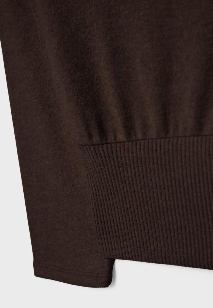 Πλεκτό T-shirt με λαιμόκοψη και ζώνη Πλεκτό T-shirt με λαιμόκοψη και ζώνη