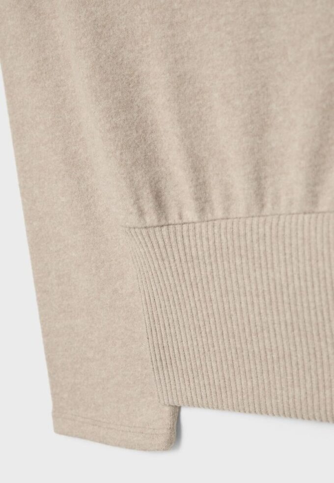 Πλεκτό T-shirt με λαιμόκοψη και ζώνη Πλεκτό T-shirt με λαιμόκοψη και ζώνη