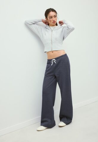 Ριγέ παντελόνι jogger με Wide Leg πόδια Ριγέ παντελόνι jogger με Wide Leg πόδια