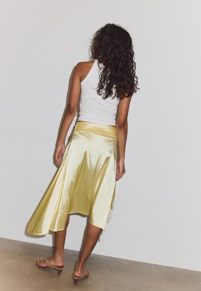 Σατέν φούστα μήκους midi με ασύμμετρο τελείωμα Σατέν φούστα μήκους midi με ασύμμετρο τελείωμα
