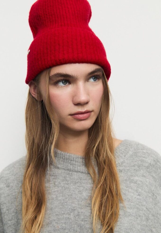 Σκουφάκι με ραβδώσεις και πλακέτα