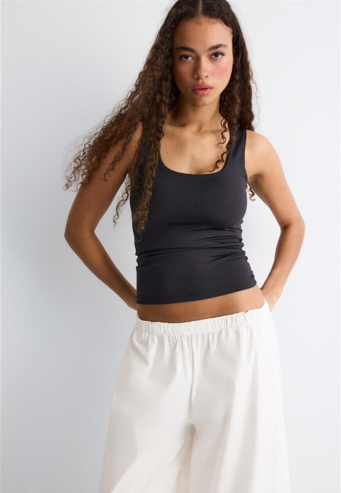 T-shirt από πολυαμίδιο με φαρδιές τιράντες T-shirt από πολυαμίδιο με φαρδιές τιράντες