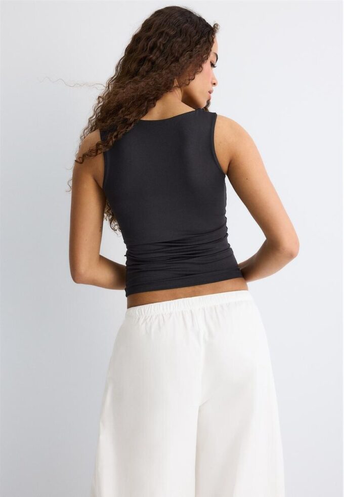 T-shirt από πολυαμίδιο με φαρδιές τιράντες T-shirt από πολυαμίδιο με φαρδιές τιράντες