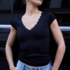 Τ-shirt με V λαιμόκοψη και δαντέλα, κοντά μανίκια σε σορτς Τ-shirt με V λαιμόκοψη και δαντέλα, κοντά μανίκια σε σορτς