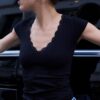 Τ-shirt με V λαιμόκοψη και δαντέλα, κοντά μανίκια σε σορτς Τ-shirt με V λαιμόκοψη και δαντέλα, κοντά μανίκια σε σορτς
