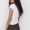 Τ-shirt με V λαιμόκοψη και δαντέλα, κοντά μανίκια σε σορτς Τ-shirt με V λαιμόκοψη και δαντέλα, κοντά μανίκια σε σορτς