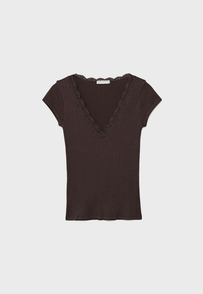 Τ-shirt με V λαιμόκοψη και δαντέλα, κοντά μανίκια σε σορτς Τ-shirt με V λαιμόκοψη και δαντέλα, κοντά μανίκια σε σορτς