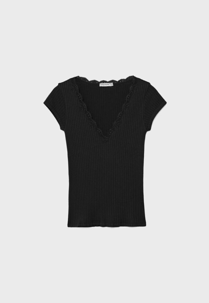 Τ-shirt με V λαιμόκοψη και δαντέλα, κοντά μανίκια σε σορτς Τ-shirt με V λαιμόκοψη και δαντέλα, κοντά μανίκια σε σορτς