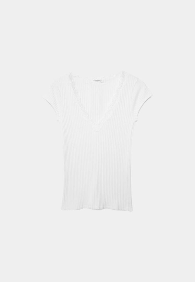 Τ-shirt με V λαιμόκοψη και δαντέλα, κοντά μανίκια σε σορτς Τ-shirt με V λαιμόκοψη και δαντέλα, κοντά μανίκια σε σορτς