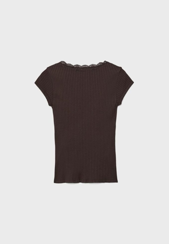 Τ-shirt με V λαιμόκοψη και δαντέλα, κοντά μανίκια σε σορτς Τ-shirt με V λαιμόκοψη και δαντέλα, κοντά μανίκια σε σορτς